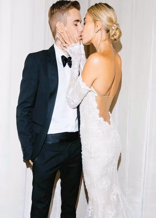 Theo Elle, vợ chồng Justin Bieber quen biết nhau vào năm 2009, tan hợp một vài lần trước khi đăng ký kết hôn vào năm 2018.