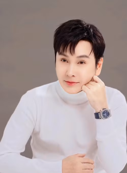 Vũ Luân không thể để người yêu chờ đợi cũng như không đủ bản lĩnh để đồng ý cho bạn gái bỏ nhà theo mình. Vì vậy, nam ca sĩ quyết tâm chia tay bạn gái. Ảnh: FB Vũ Luân.