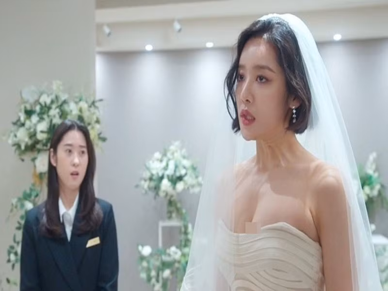 Trong The Glory, Cha Joo Young để lộ ngực trần hoàn toàn. Ảnh: Người Đưa Tin.