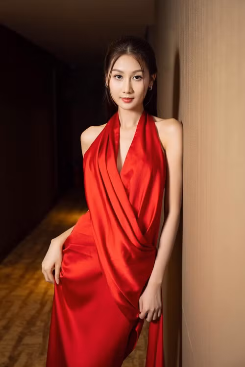 Quế Anh phủ nhận tin đồn tình cảm. "Trời ơi, tôi đi khai trương một cửa hàng và đó là nhà chị Quế Vân mà”, nàng hậu viết trên trang cá nhân. Ảnh: FB Quế Anh.