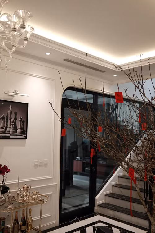 Huyền My mua đào, hoa cúc để trang hoàng nhà cửa. Ảnh: FB Huyền My.