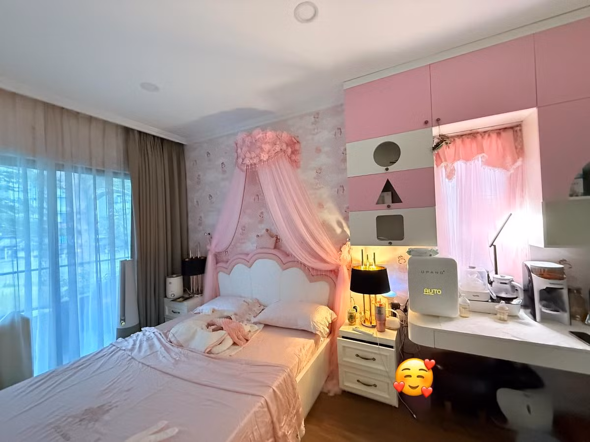 Nhật Kim Anh khoe phòng ngủ cho con gái thứ hai mang tông hồng, rộng rãi.