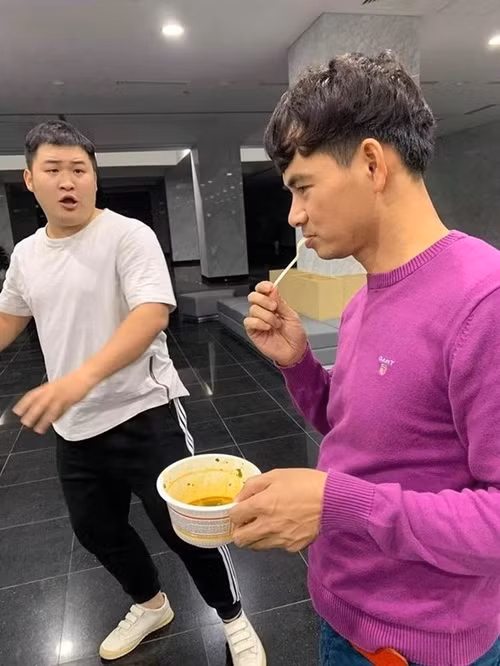 Xuân Bắc ăn vội mì tôm khi tập luyện Táo quân các năm trước. Gần đây, chia sẻ với Dân Việt, nghệ sĩ Chí Trung tiết lộ, NSND Xuân Bắc dù không tham gia Táo quân 2025 nhưng tối nào anh cũng qua "ăn chực" mì tôm với đồng nghiệp vì nhớ không khí vui vẻ của những ngày tập luyện cùng nhau. Ảnh: Znews.