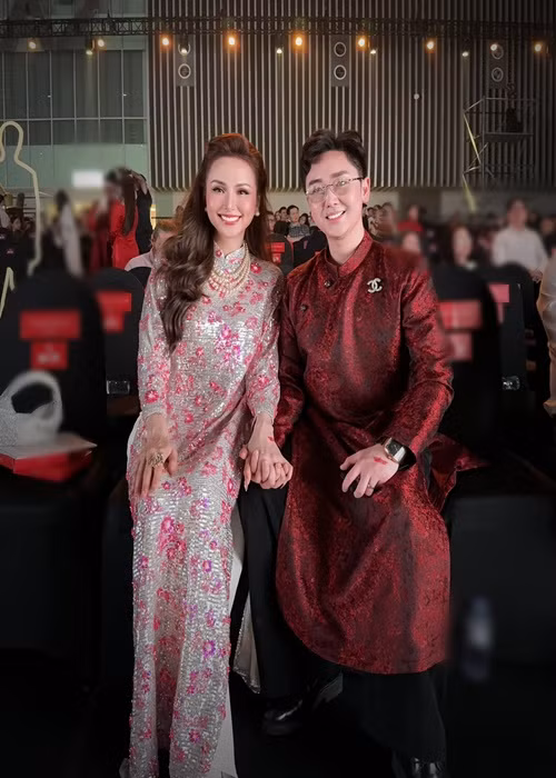 Vợ chồng Diễm Hương quen nhau 6 năm trước. Trong khi Thanh Duy yêu đơn phương, mỗi năm lấy can đảm một, hai lần vào bắt chuyện trên Facebook, Diễm Hương không để ý đến sự xuất hiện của chàng trai kém cô hai tuổi.
