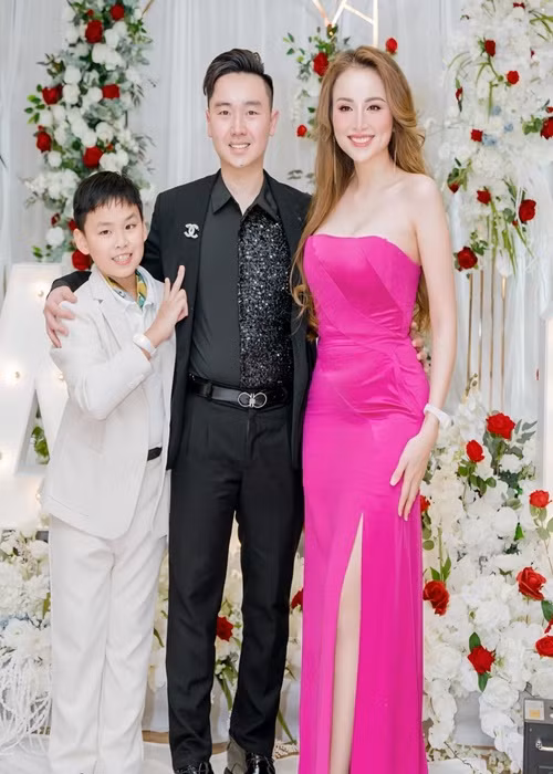 Diễm Hương thừa nhận cô phụ thuộc kinh tế vào chồng. Ở Canada, Thanh Duy làm việc tại công ty.