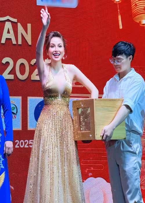 Diễm Hương mặc xẻ sâu khoe vòng một quyến rũ.