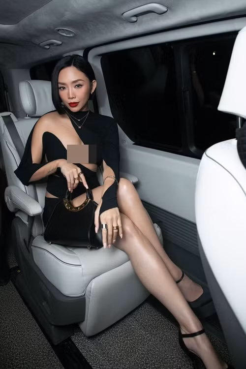 Giọng ca Ngày mai ăn mặc táo bạo hơn thời chưa kết hôn. Ảnh: FB Tóc Tiên.