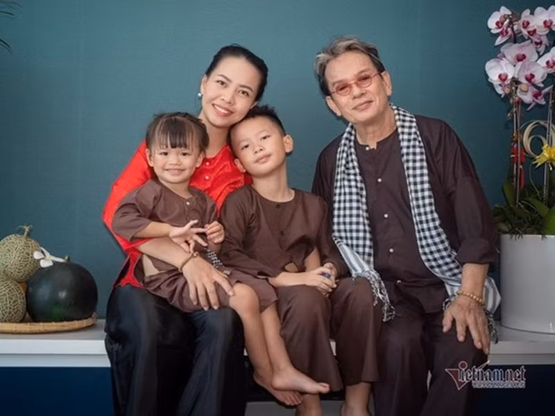 Nhạc sĩ Đức Huy sinh năm 1947, hơn Huỳnh Thư đến 44 tuổi. Năm 2013, cặp đôi về chung một nhà sau 3 năm tìm hiểu. Vợ nhạc sĩ Đức Huy sinh con trai vào năm 2013 và con gái năm 2017. Ảnh: Vietnamnet.