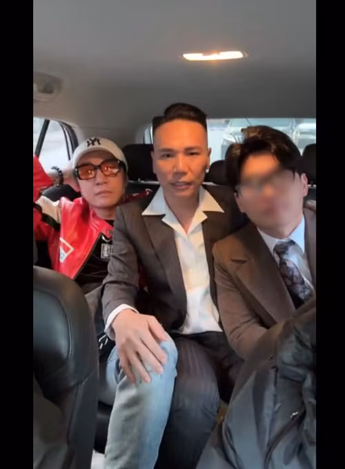 Mới đây, trên trang cá nhân, Lâm Chấn Khang livestream bên Châu Việt Cường (giữa), cho thấy Châu Việt Cường đã được ra tù. Ảnh: FB Lâm Chấn Khang.