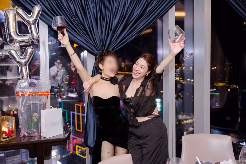 Ca sĩ Pha Lê quậy tưng bừng cùng bạn bè. Ảnh: FB Pha Lê.