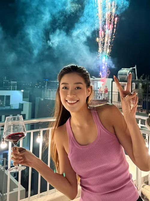 Hoa hậu Khánh Vân countdown tại nhà cùng chồng mới cưới. Ảnh: FB Khánh Vân.
