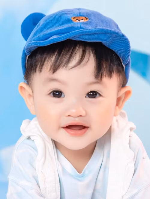 Quý tử nhà Đàm Thu Trang - Cường Đô la càng lớn càng kháu khỉnh.