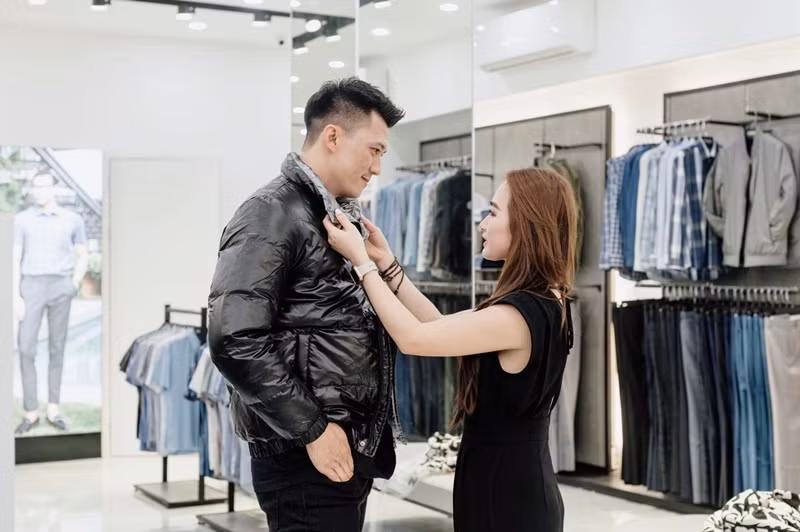 Hà Nhung sinh năm 1993, kém Hà Việt Dũng 6 tuổi, là người dân tộc Thái. Cô được khen đảm đang, xinh như hot girl. Ảnh: Hà Việt Dũng.