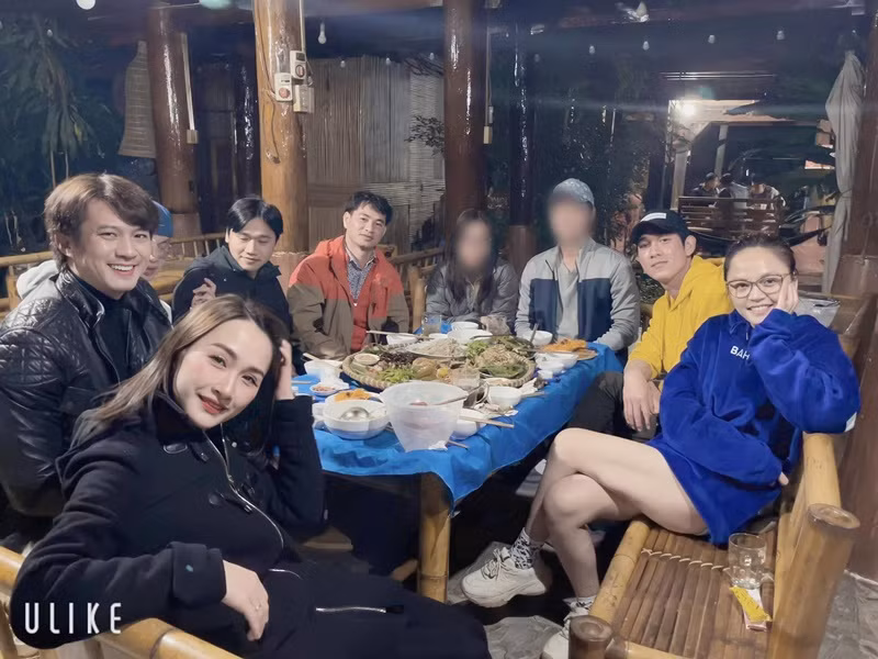 Vợ chồng Hà Việt Dũng thường xuyên gặp gỡ các nghệ sĩ ở bản Lác, Mai Châu. Ảnh: Hà Việt Dũng.