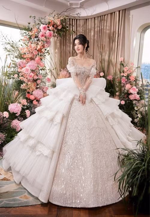 Nàng hậu sinh năm 2002 diện các mẫu váy cưới lộng lẫy. Ảnh: Vietnamnet.