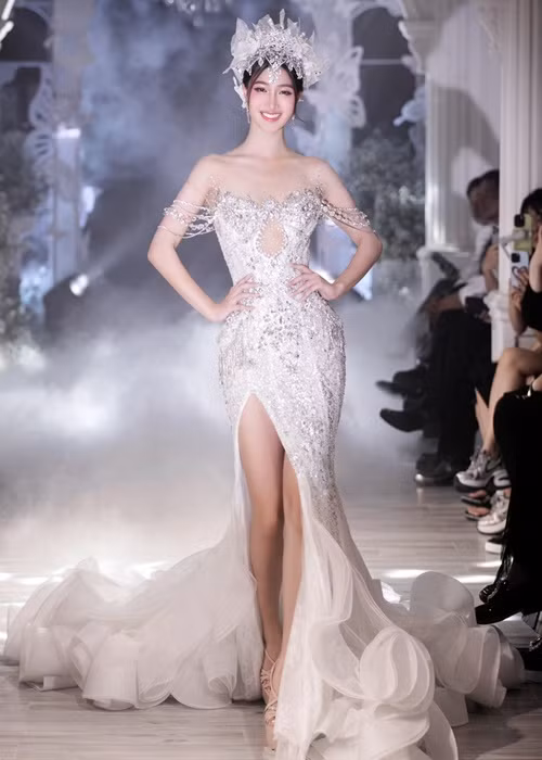 Phương Nhi khoe vóc dáng nuột nà gợi cảm trong chiếc váy cưới trễ vai, xẻ tà cao. Ảnh: Saostar.