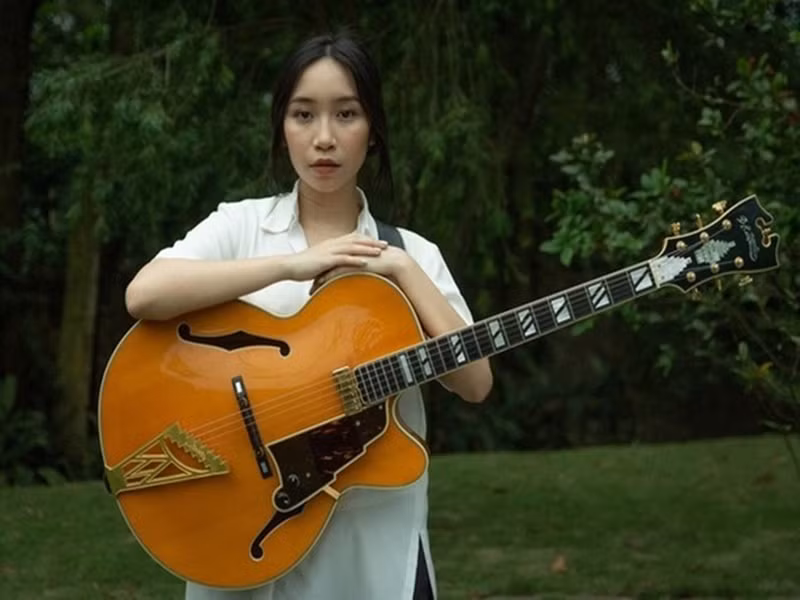 Mỹ Anh sinh năm 2002, là con gái út của cặp đôi sao Việt Mỹ Linh - Anh Quân. Cô nàng sớm bộc lộ năng khiếu ca hát. Năm 2016, con gái Mỹ Linh ra mắt đĩa CD mang tên The First Album: Bài hát cho Bi, gồm 8 ca khúc bằng cả tiếng Việt và tiếng Anh. Năm 2020, Mỹ Anh trình làng MV Got you. Nữ ca sĩ tự đảm nhận các khâu như sản xuất, hòa âm, chơi nhạc cụ, thu âm, đạo diễn cho MV đầu tay. Ảnh: Vietnamnet.