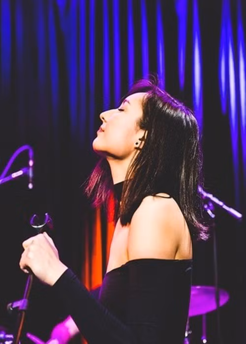 Anna từng cho ra mắt một album nhạc cũng như thỉnh thoảng lên sân khấu biểu diễn với vai trò ca sĩ. Ảnh: Instagram Anna Trương.