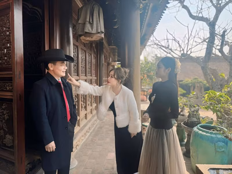Một số người đặt nghi vấn Huy Cường chỉ là bạn diễn của Hoàng Yến bởi chia sẻ loạt ảnh bên Huy Cường, Hoàng Yến từng viết: "Tết này lại quẩy tưng bừng cùng ê-kíp Đại gia chân đất! Những cảnh quay cuối cùng của năm - nơi tiếng cười còn vang vọng mãi trên phim trường. Cảm ơn ê-kíp đã luôn máu lửa và tràn đầy năng lượng đến phút cuối cùng!". Ảnh: FB Hoàng Yến.