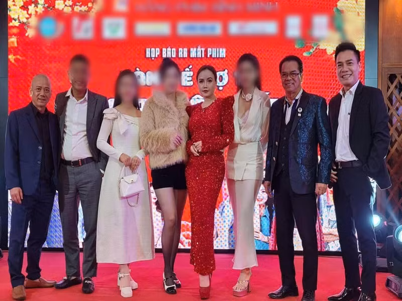 Huy Cường đăng ảnh bên Hoàng Yến, đạo diễn Trần Bình Trọng trong buổi ra mắt phim Đại gia chân đất. Ảnh: FB Huy Cường.