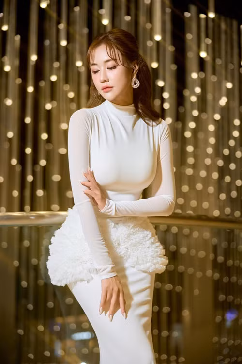 Nhờ lợi thế ngoại hình, Maya làm người mẫu từ năm 16 tuổi.