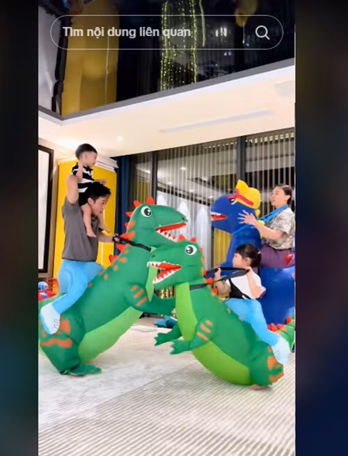 Hai nhóc tì nhà Đàm Thu Trang có nhiều không gian để chơi đùa trong biệt thự. Ảnh: TikTok Đàm Thu Trang.