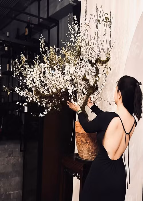 Ở đời thường, Kim Thư cũng chuộng phong cách gợi cảm.