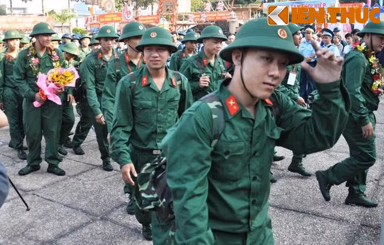 Những chàng "hot boy", "cậu ấm" của gia đình ngày nào giờ đã khoác lên người màu áo lính đầy hào hùng để nối bước cha anh lên đường bảo vệ Tổ quốc.