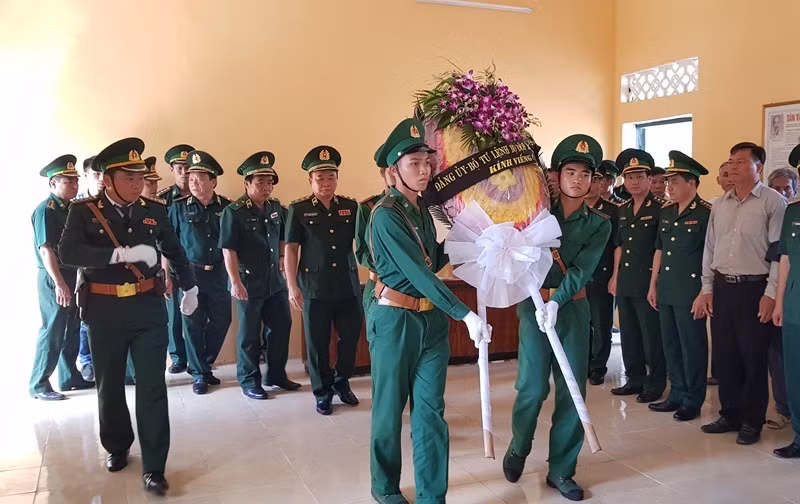 Khi đến khu vực Km131 thuộc bản Đục, tổ công tác phát hiện 1 người đàn ông mang theo túi vải đi từ mốc biên giới 358 có nhiều biểu hiện nghi vấn. Ngay lập tức, tổ công tác yêu cầu dừng kiểm tra. 