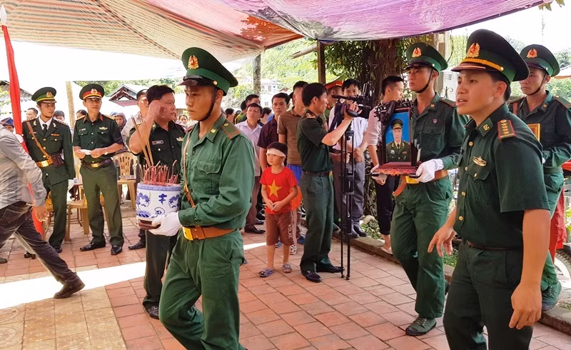 Bát hương và di ảnh được các chiến sĩ đưa về nhà 