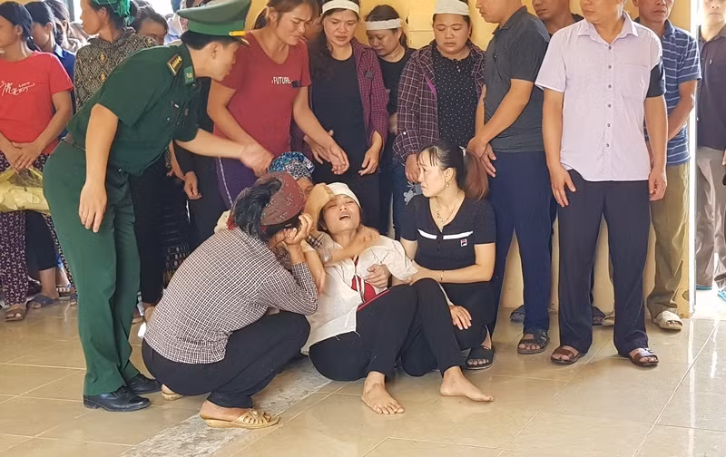 Chị Chon khóc ngất bên quan tài chồng. Hàng trăm người dân đến tiễn biệt anh, ai cũng xót xa không thể cầm được nước mắt khi thấy ánh mắt thơ ngây của hai con gái nhỏ của anh chị, mới lên 1 và 4 tuổi. 