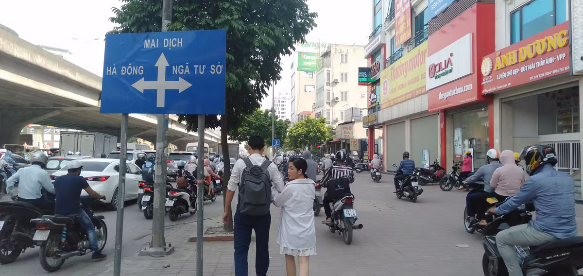 Vỉa hè rộng rãi và râm mát cũng là lý do để người điều khiển xe máy vi phạm luật giao thông.