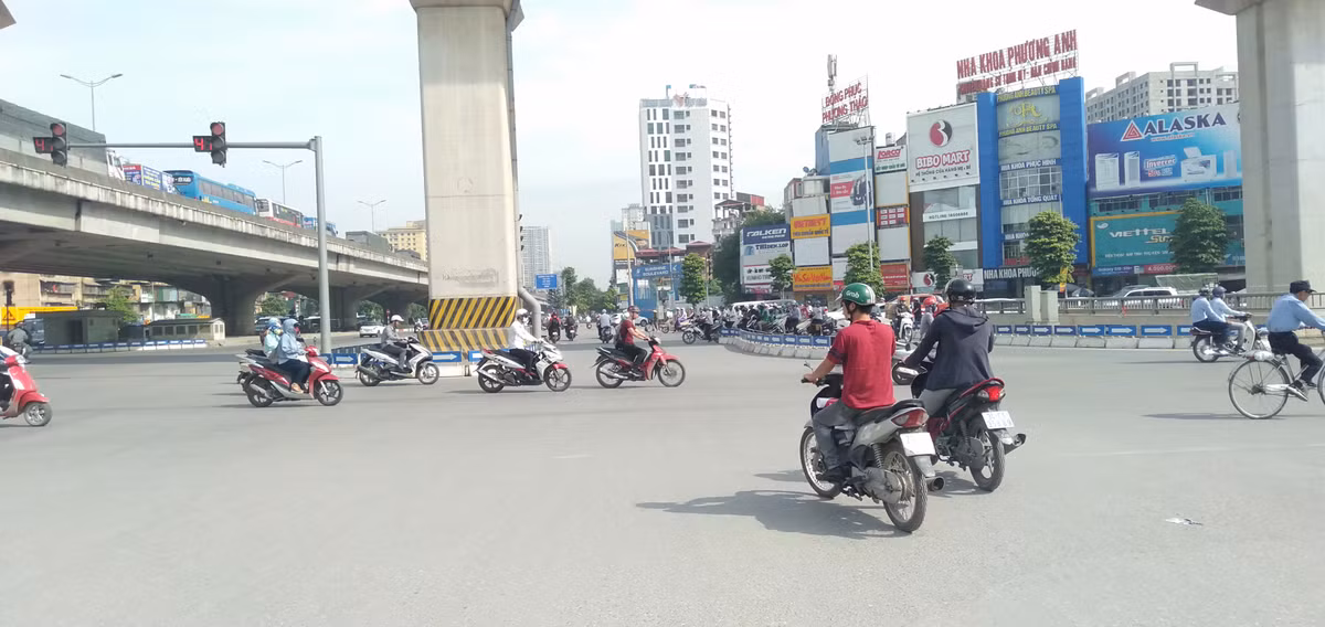 Tại ngã tư Nguyễn Trãi - Khuất Duy Tiến khá nhiều xe máy thản nhiên vượt đèn đỏ.
