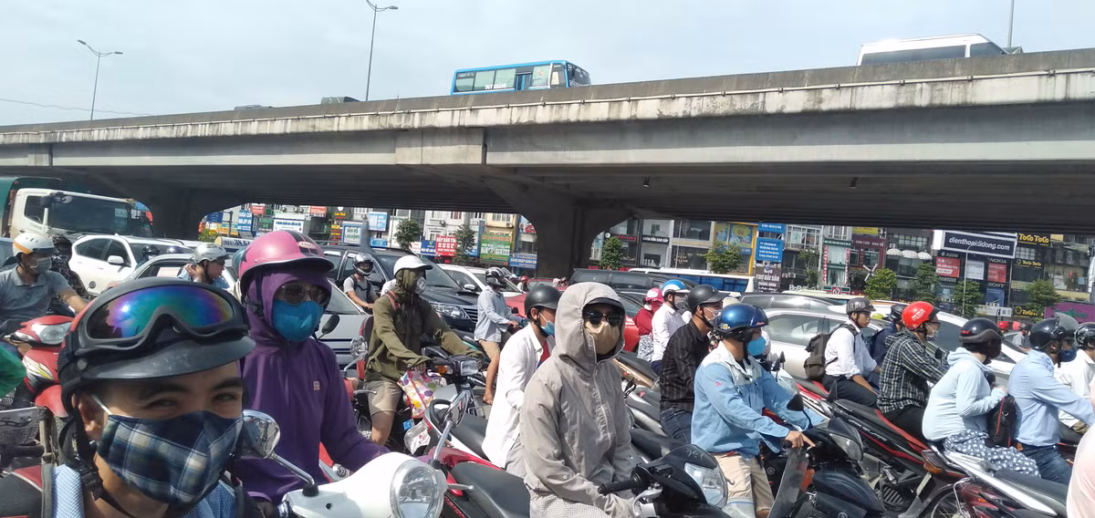 Thời gian chờ đèn đỏ tại ngã tư Nguyễn Trãi - Khuất Duy Tiến là 99 giây, luôn là cực hình đối với người điều khiển xe máy.