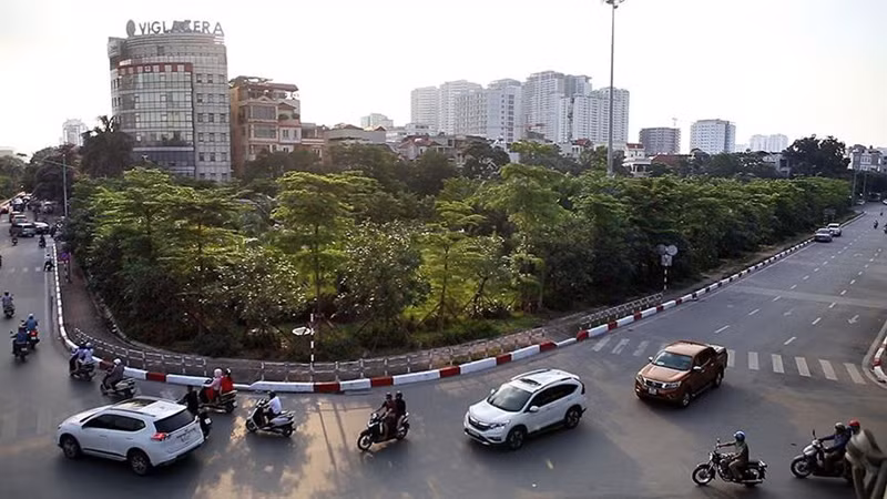 Đường Hoàng Quốc Việt nổi tiếng với dải phân cách rộng được phủ kín cây xanh với nhiều lớp, nhiều tầng tán cây.