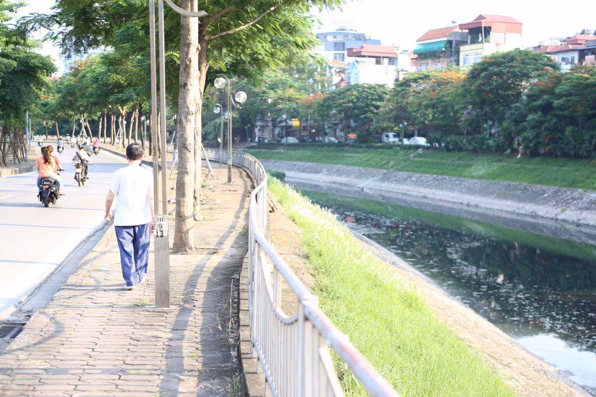 Người dân cũng dần thích tập thể dục quanh hai bờ sông nhiều hơn.