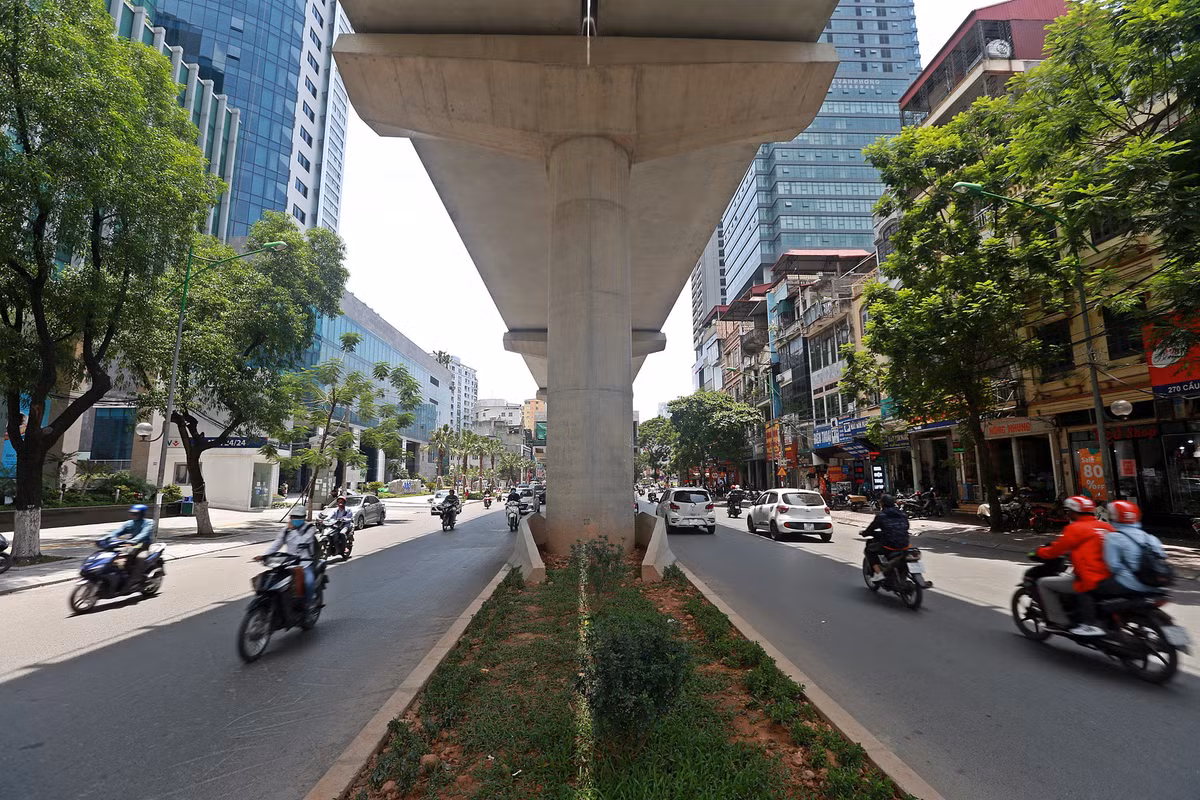 Bóng mát của tuyến đường sắt Nhổn - ga Hà Nội và Cát Linh - Hà Đông làm nhiệt độ chênh lệnh đến vài độ so với ánh nắng trực tiếp ngoài trời.