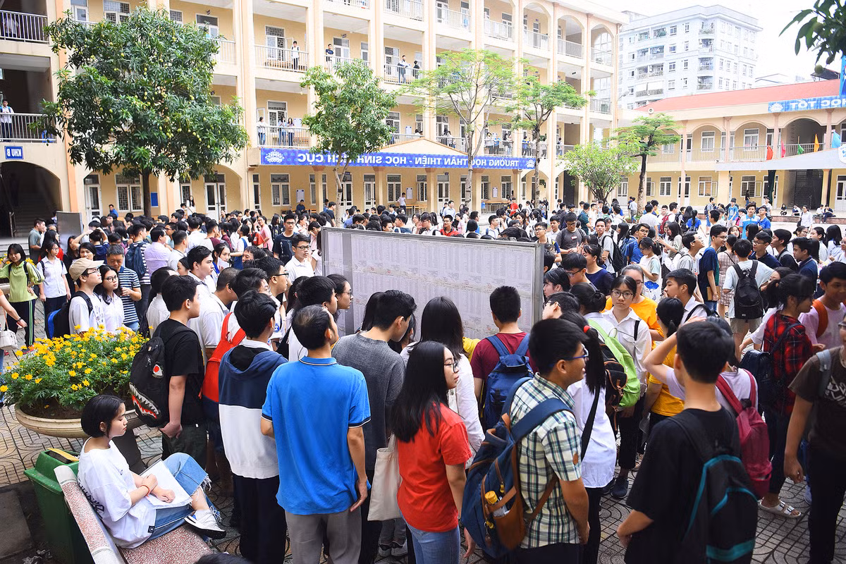 Hom nay, hon 85.000 hoc sinh Ha Noi buoc vao ky thi lop 10
