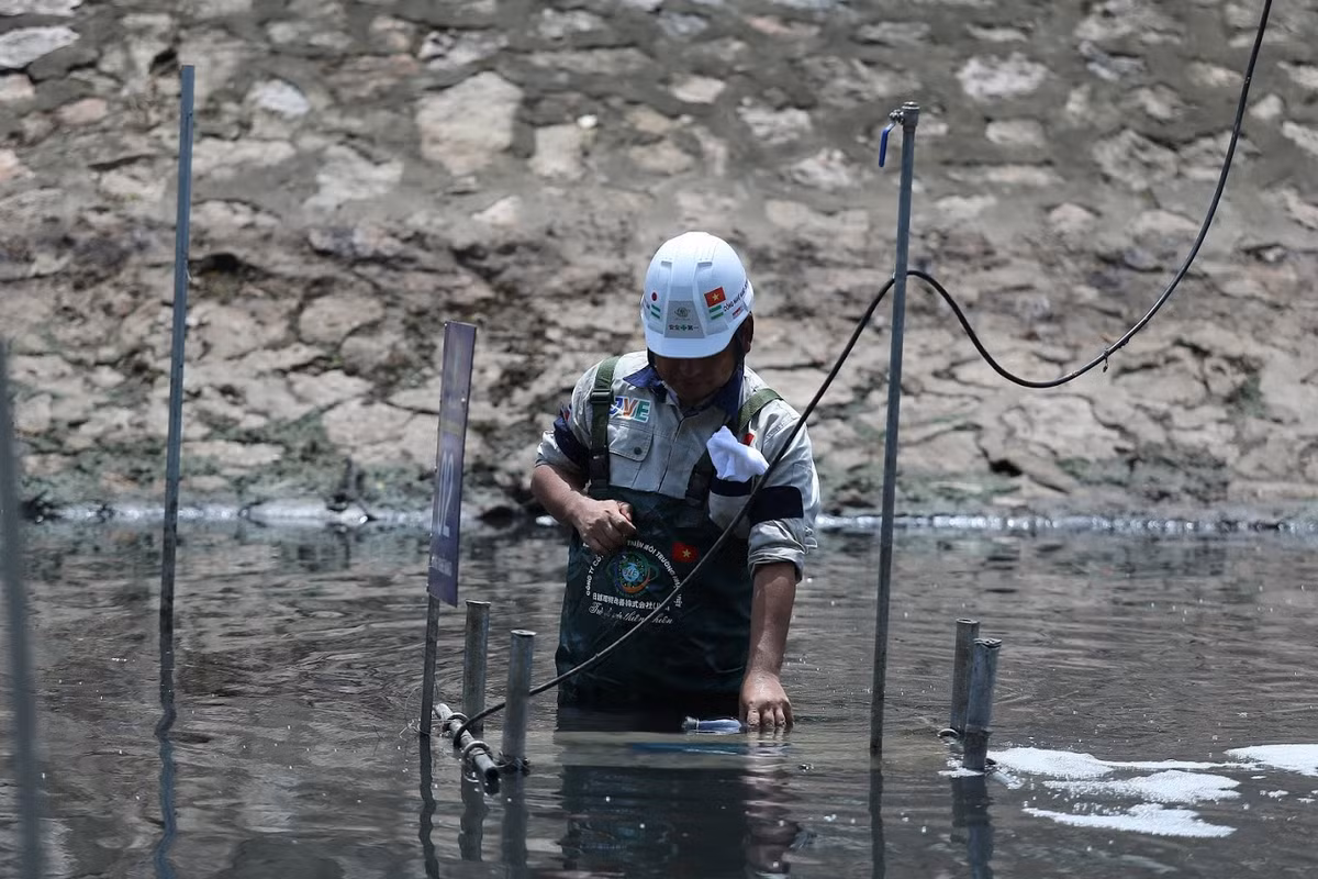 Mẫu nước thử được lấy ngay tại khu vực đặt máy để có thể cho kết quả tốt nhất.