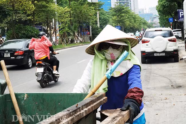 Trao đổi với PV, chị Ngạc Thị Toan - nhân viên Công ty TNHH MTV Môi trường Đô thị chi nhánh Ba Đình cho biết: "Trưa nắng nóng quá, thời tiết như này dễ bị mất nước với mệt lắm, đi ra ngoài làm việc cần phải trang bị đầy đủ mũ, áo, kính để tránh bị ảnh hưởng bởi nắng nóng gay gắt".