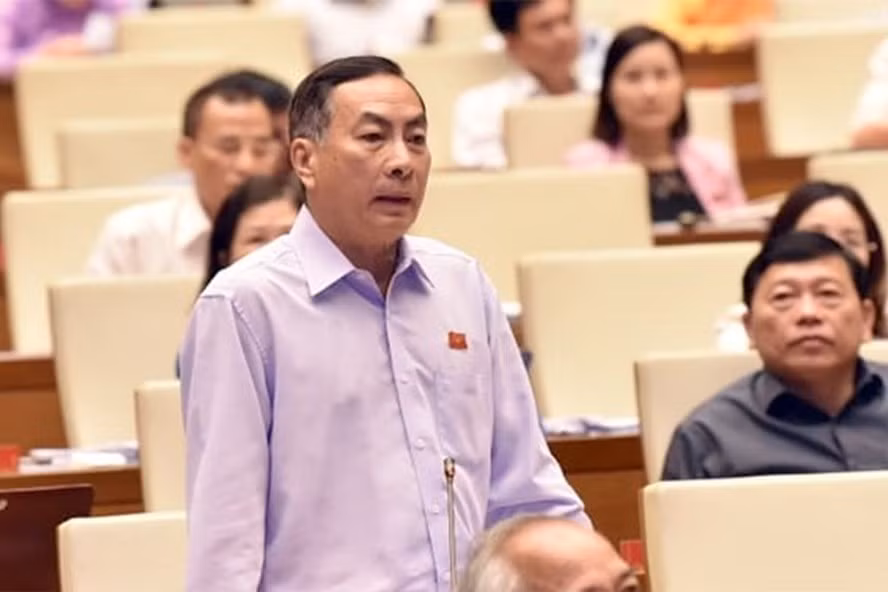 Chất vấn Bộ trưởng Xây dựng, đại biểu Phạm Văn Hòa (Đồng Tháp) đặt câu hỏi "có nên quy hoạch hàng nghìn hec ta xây công trình tâm linh?". ĐB Hòa cũng nêu thực tế vẫn chưa rạch ròi giữa khu đất dành cho tâm linh và đất thương mại dịch vụ, sau này có thể biến tướng do điều chỉnh quy hoạch.