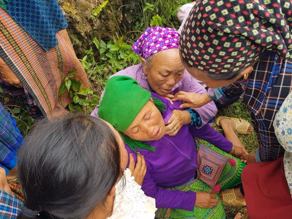 Người thân của ông Giàng Seo Lử khóc ngất khi thi thể của ông Lử được đưa ra ngoài