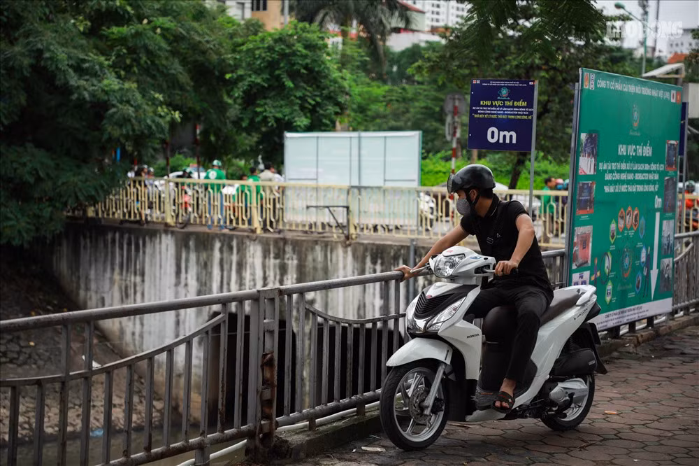 Không tin vào mắt mình, anh Đỗ Văn Phụng quyết định dừng lại xác minh về sự thay đổi của đoạn sông được thí nghiệm.
