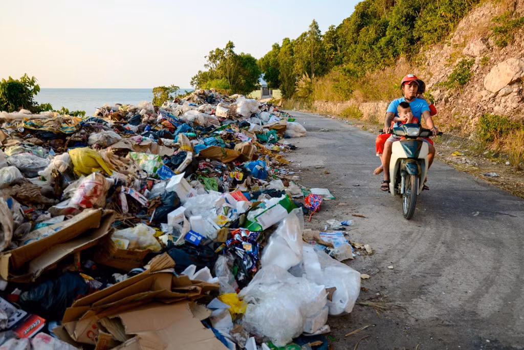 Tác phẩm Bịt mũi đi qua biển rác trên đảo Nam Du, Kiên Giang. Tên cuộc triển lãm là “Hãy cứu biển”, khai mạc chiều 4/6, mở cửa tự do đến hết ngày 9/6 tại 29 Hàng Bài, quận Hoàn Kiếm (Hà Nội).