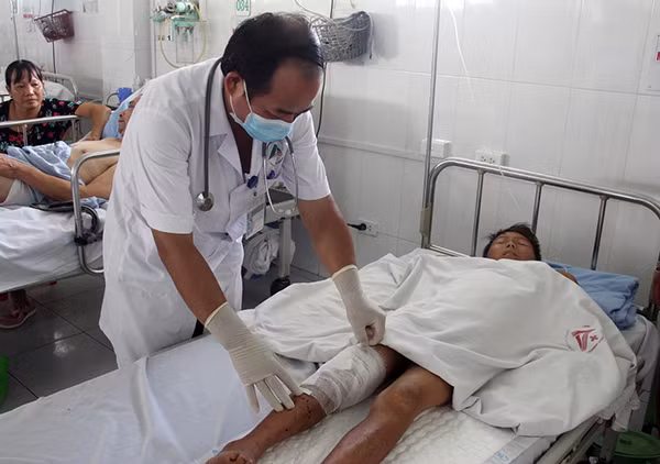 Bi thuong nang vi set danh khi choi dien thoai