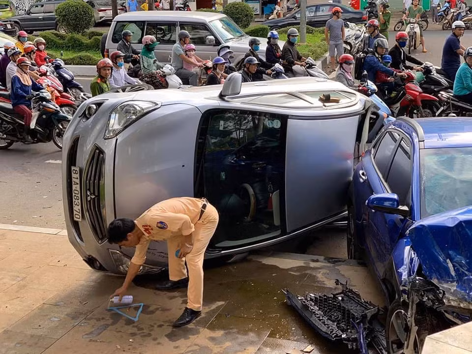 Ô tô 'điên' gây tai nạn liên hoàn, 6 người bị thương O to 'dien' gay tai nan lien hoan, 6 nguoi bi thuong