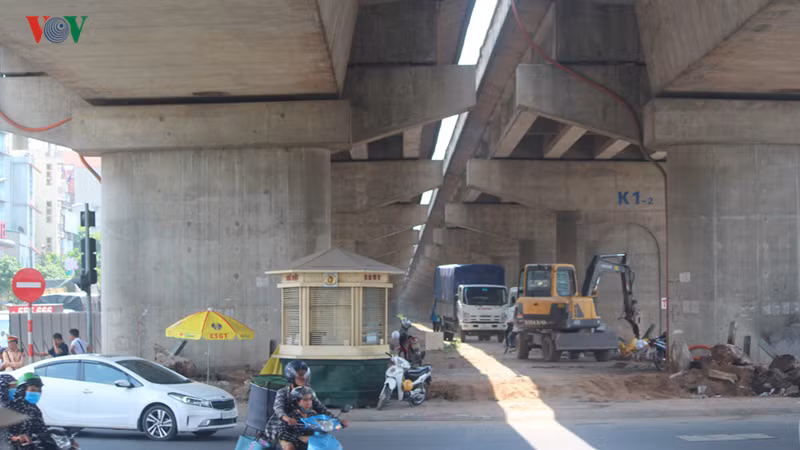 Nút giao này kết nối cửa ngõ phía Nam Thủ đô với các trục giao thông. Hạ tầng giao thông quá tải dẫn đến ùn tắc.