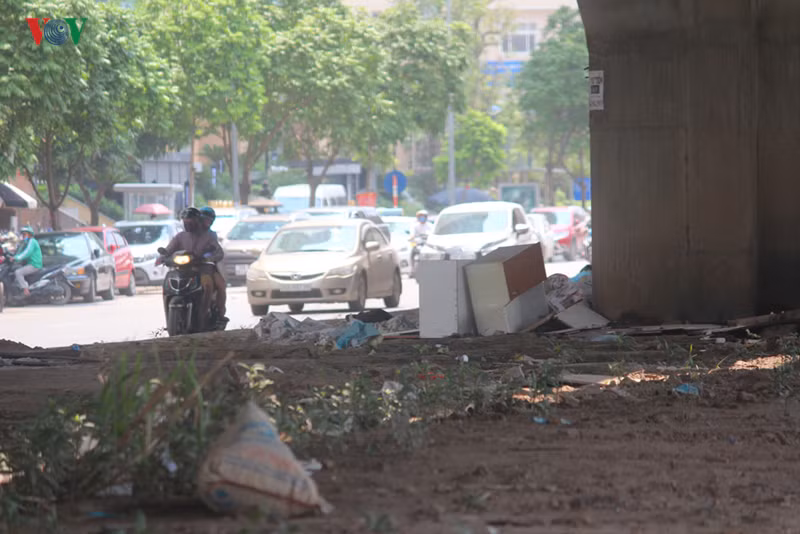 Tuy nhiên, theo ghi nhận của phóng viên sau khi hoàn thành cắt xén dải phân cách vườn hoa, cây xanh không được hoàn trả.
