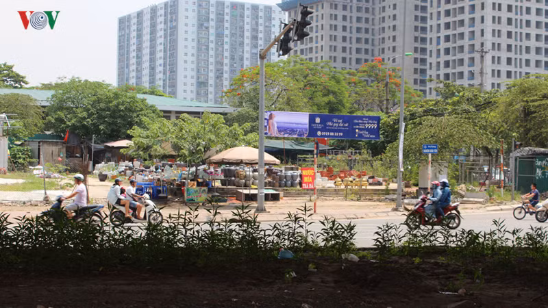 Theo kế hoạch Hà Nội xén vỉa hè, và dải phân cách để mở rộng 15 tuyến phố để giảm ùn tắc giao thông.