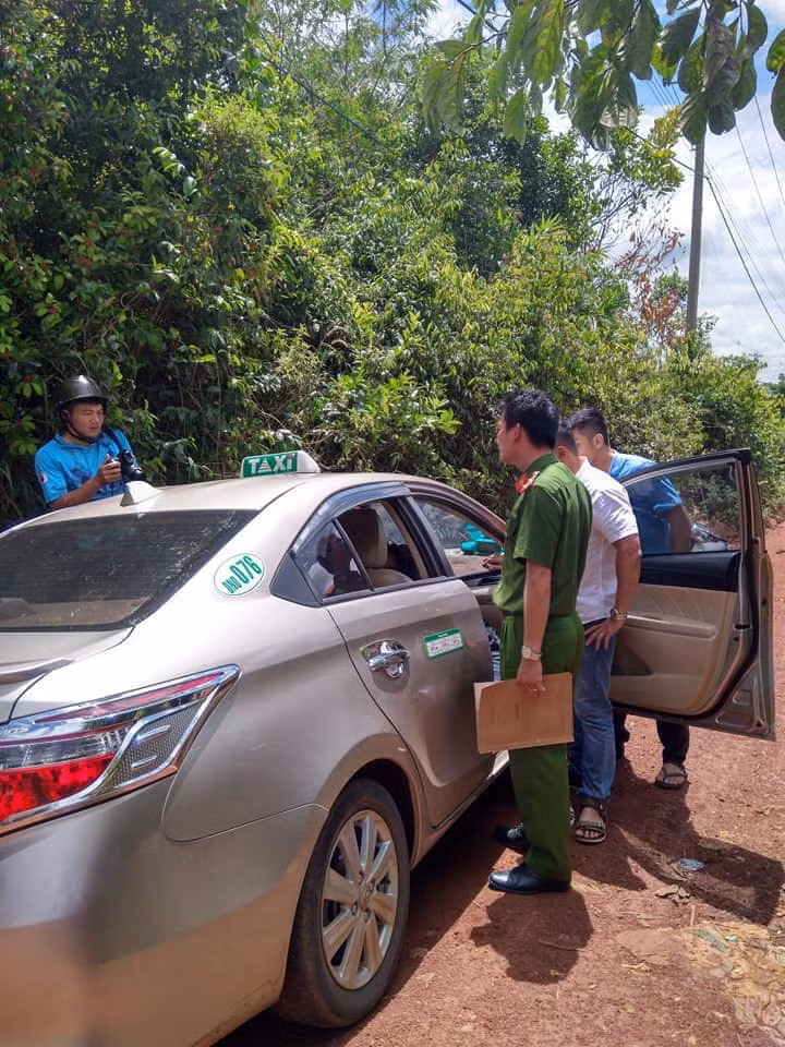 Bat ke con do cam dao dinh cuop tai san cua tai xe xe taxi